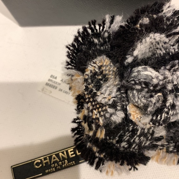 RARE 🦄 CHANEL🖤New Tweed Frayed Fray Raw Edge Camellia Flower Floral Brooch Pin - Picture 14 of 16